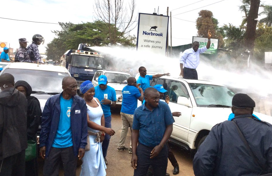 Police fire water canon at Dr Kizza Besigye 