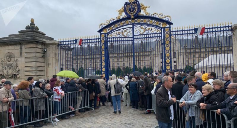 Hundreds Queue To Pay Final Respects To President Chirac At The Presidential Palace