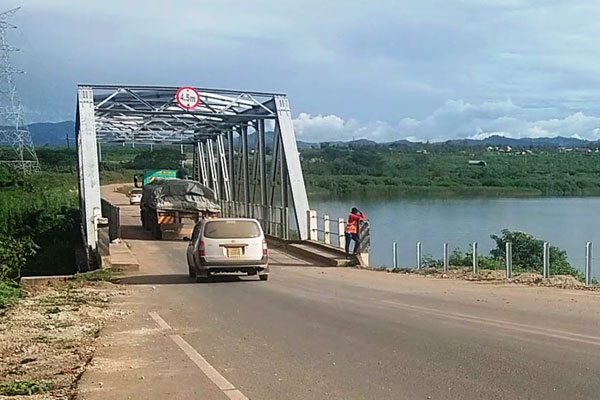 Gov’t Rescues Kazinga Channel Users With Ferry As UNRA Closes Bridge For Rehabilitation Works