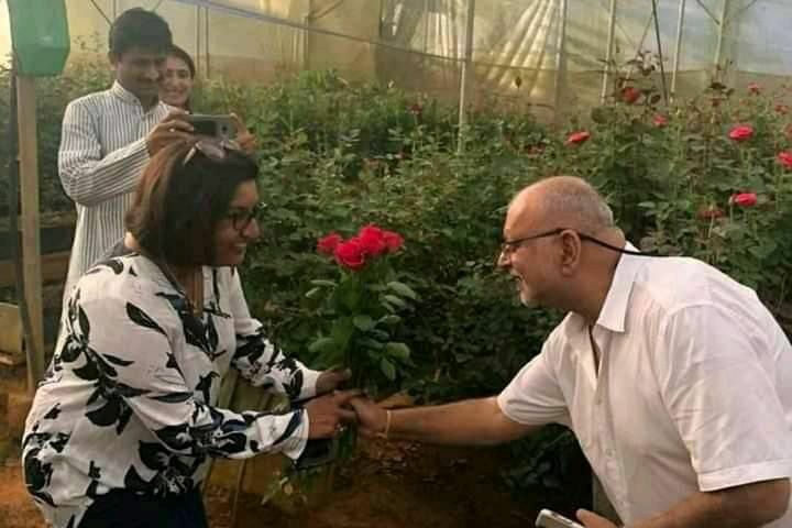 Love In The Air! Tycoon Sudhir Walks Miles With Wife Jyotsna To A Rose Plantation To Pick Her 45th Rose Flower!