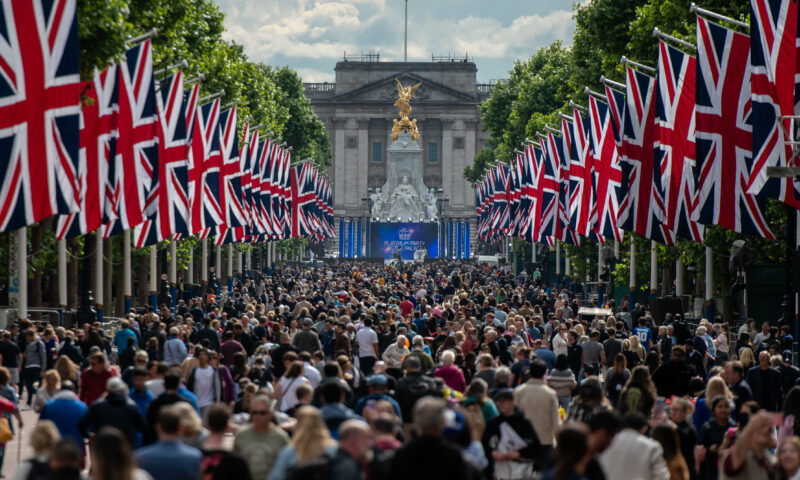 Thousands Gather To Salute Queen Elizabeth As Platinum Jubilee Celebrations Kick Off