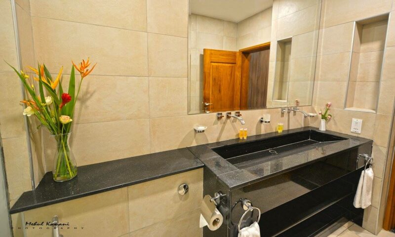 Come & Enjoy A Touch Of Luxury & Freshness At Affordable Rates-Speke Apartments Wampewo